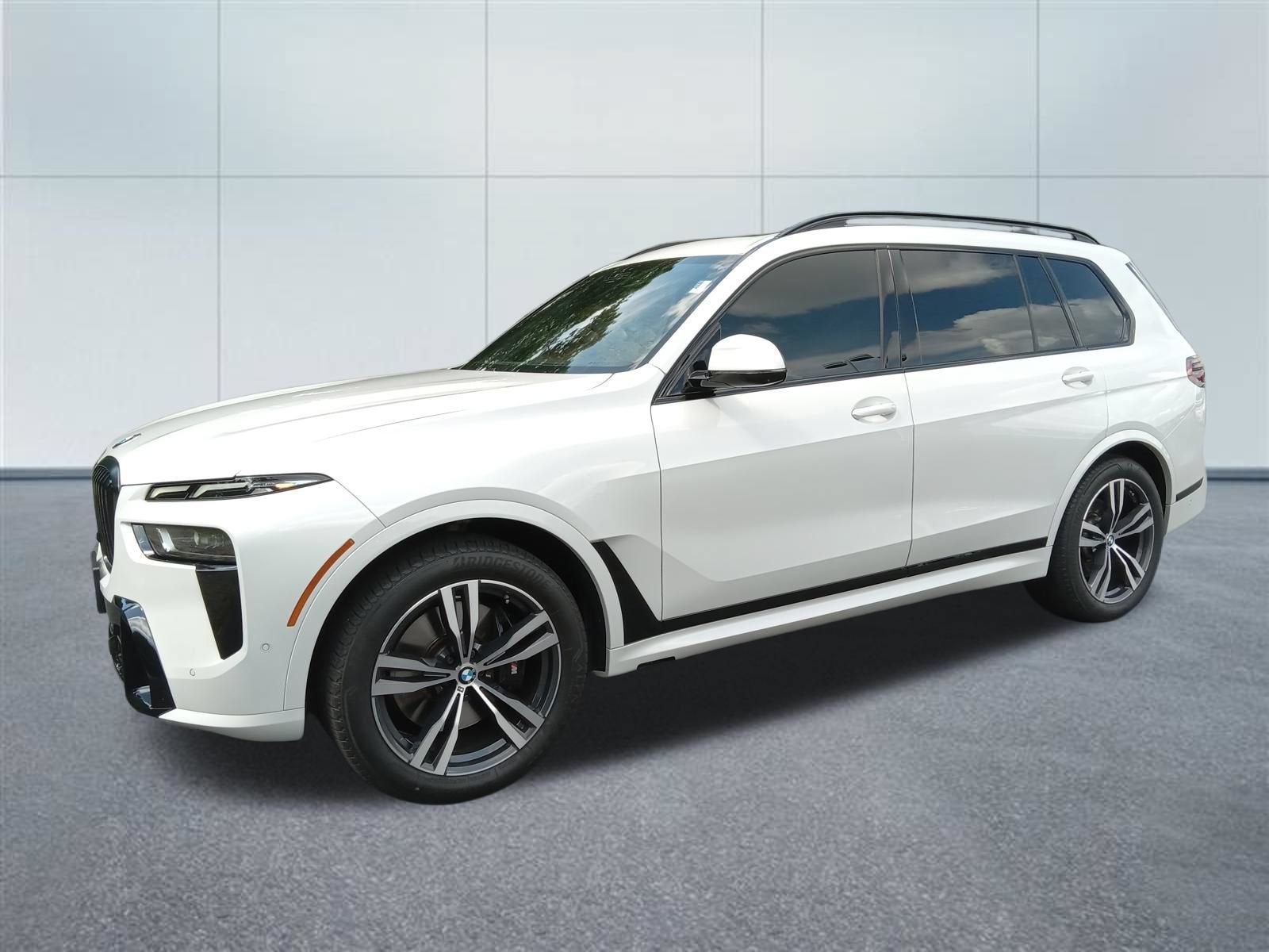 2025 BMW X7 xDrive40i in Mineral White Met — front three-quarter view